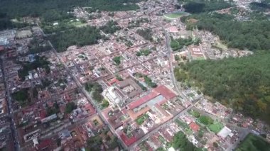 Guatemala 'daki Antigua City' de. Güzel Eski Şehir ve Şehir Merkezi. Drone bakış açısı. Gezmeye.