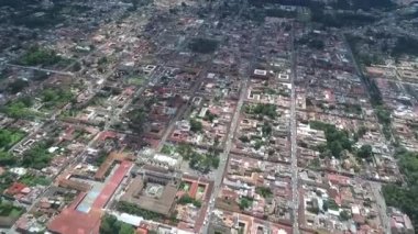 Guatemala 'daki Antigua City' de. Güzel Eski Şehir ve Şehir Merkezi. Drone bakış açısı. Gezmeye.