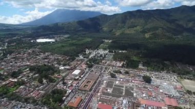 Guatemala 'daki Antigua City' de. Güzel Eski Şehir ve Şehir Merkezi. Drone bakış açısı. Gezmeye.