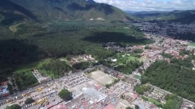 Guatemala 'daki Antigua City' de. Güzel Eski Şehir ve Şehir Merkezi. Drone bakış açısı. Gezmeye.