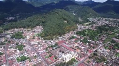 Guatemala 'daki Antigua City' de. Güzel Eski Şehir ve Şehir Merkezi. Drone bakış açısı. Gezmeye.