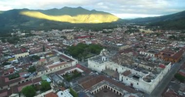 Guatemala 'daki Antigua City' de. Güzel Eski Şehir ve Şehir Merkezi. Drone bakış açısı. Gezmeye.