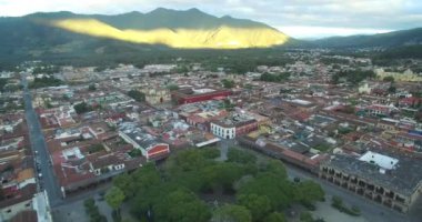 Guatemala 'daki Antigua City' de. Güzel Eski Şehir ve Şehir Merkezi. Drone bakış açısı. Gezmeye.