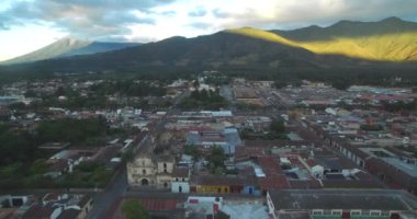 Guatemala 'daki Antigua City' de. Güzel Eski Şehir ve Şehir Merkezi. Drone bakış açısı. Gezmeye.