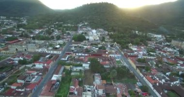 Guatemala 'daki Antigua City' de. Güzel Eski Şehir ve Şehir Merkezi. Drone bakış açısı. Gezmeye.