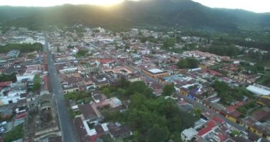 Guatemala 'daki Antigua City' de. Güzel Eski Şehir ve Şehir Merkezi. Drone bakış açısı. Gezmeye.
