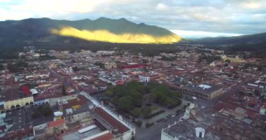 Guatemala 'daki Antigua City' de. Güzel Eski Şehir ve Şehir Merkezi. Drone bakış açısı. Gezmeye.