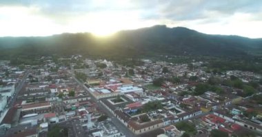 Guatemala 'daki Antigua City' de. Güzel Eski Şehir ve Şehir Merkezi. Drone bakış açısı. Gezmeye.