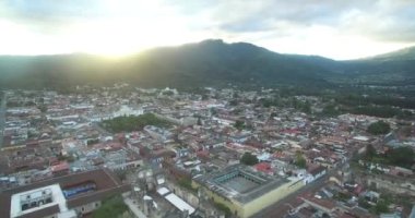 Guatemala 'daki Antigua City' de. Güzel Eski Şehir ve Şehir Merkezi. Drone bakış açısı. Gezmeye.