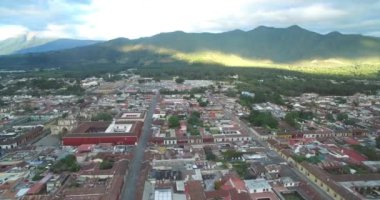 Guatemala 'daki Antigua City' de. Güzel Eski Şehir ve Şehir Merkezi. Drone bakış açısı. Gezmeye.