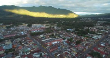 Guatemala 'daki Antigua City' de. Güzel Eski Şehir ve Şehir Merkezi. Drone bakış açısı. Gezmeye.