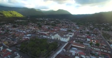 Guatemala 'daki Antigua City' de. Güzel Eski Şehir ve Şehir Merkezi. Drone bakış açısı. Gezmeye.