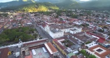 Guatemala 'daki Antigua City' de. Güzel Eski Şehir ve Şehir Merkezi. Drone bakış açısı. Gezmeye.