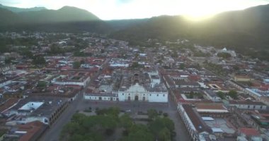 Guatemala 'daki Antigua City' de. Güzel Eski Şehir ve Şehir Merkezi. Drone bakış açısı. Gezmeye.