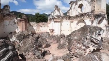 Guatemala 'nın Antigua şehrindeki terk edilmiş harabe bina kilisesi..