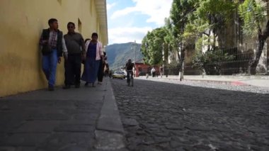 Guatemala 'da Antigua City' de bir sokak. Yerel halk