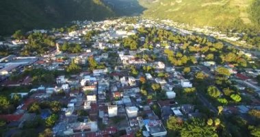 Guatemala 'daki Atitlan Gölü. Arka plandaki Panajachel Kasabası. Arka planda tekneler ve yatlar. Drone bakış açısı. Skyline
