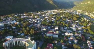 Guatemala 'daki Atitlan Gölü. Arka plandaki Panajachel Kasabası. Arka planda tekneler ve yatlar. Drone bakış açısı. Skyline