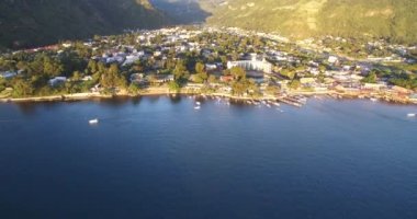 Guatemala 'daki Atitlan Gölü. Arka plandaki Panajachel Kasabası. Arka planda tekneler ve yatlar. Drone bakış açısı. Skyline