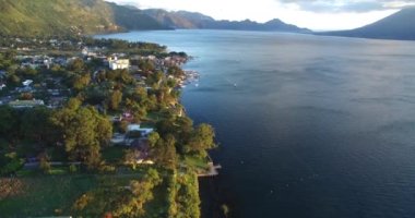 Guatemala 'daki Atitlan Gölü. Arka plandaki Panajachel Kasabası. Arka planda tekneler ve yatlar. Drone bakış açısı. Skyline