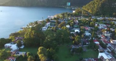 Guatemala 'daki Atitlan Gölü. Arka plandaki Panajachel Kasabası. Arka planda tekneler ve yatlar. Drone bakış açısı. Skyline