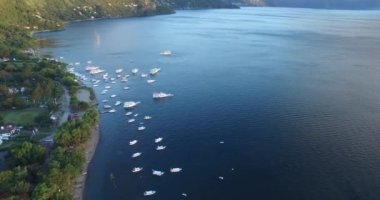 Guatemala 'daki Atitlan Gölü. Arka plandaki Panajachel Kasabası. Arka planda tekneler ve yatlar. Drone bakış açısı. Skyline