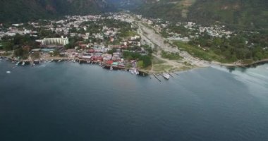 Guatemala 'daki Atitlan Gölü. Arka plandaki Panajachel Kasabası. Arka planda tekneler ve yatlar. Drone bakış açısı. Skyline