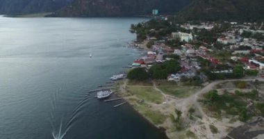 Guatemala 'daki Atitlan Gölü. Arka plandaki Panajachel Kasabası. Arka planda tekneler ve yatlar. Drone bakış açısı. Skyline