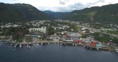 Guatemala 'daki Atitlan Gölü. Arka plandaki Panajachel Kasabası. Arka planda tekneler ve yatlar. Drone bakış açısı. Skyline