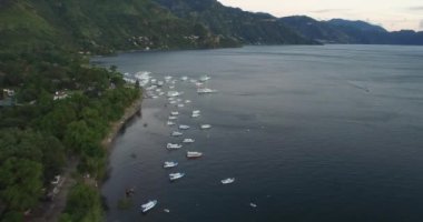 Guatemala 'daki Atitlan Gölü. Arka plandaki Panajachel Kasabası. Arka planda tekneler ve yatlar. Drone bakış açısı. Skyline