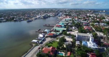 Belize City ve Downtown. Karayip Ülkesi. Drone bakış açısı. Güzel Skyline.