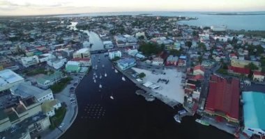 Belize City ve Downtown 'da günbatımı. Karayip Ülkesi. Drone bakış açısı. Güzel Skyline.