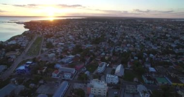 Belize City ve Downtown 'da günbatımı. Karayip Ülkesi. Drone bakış açısı. Güzel Skyline.