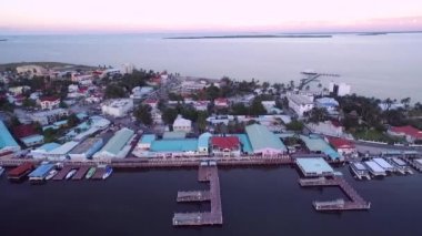 Belize City ve Downtown 'da günbatımı. Karayip Ülkesi. Drone bakış açısı. Güzel Skyline.