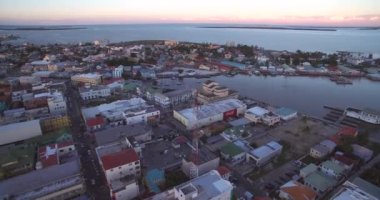 Belize City ve Downtown 'da günbatımı. Karayip Ülkesi. Drone bakış açısı. Güzel Skyline.