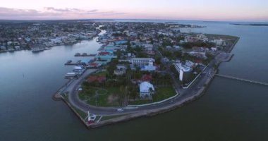 Belize City ve Downtown 'da günbatımı. Karayip Ülkesi. Drone bakış açısı. Güzel Skyline.