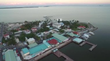 Belize City ve Downtown 'da günbatımı. Karayip Ülkesi. Drone bakış açısı. Güzel Skyline.