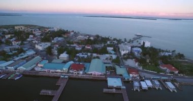 Belize City ve Downtown 'da günbatımı. Karayip Ülkesi. Drone bakış açısı. Güzel Skyline.