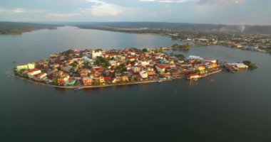 Peten Guatemala 'daki güzel Flores Adası. Gezici bir yer. Hava görüntüsü, Skyline. Drone Bakış Açısı