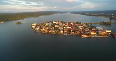Peten Guatemala 'daki güzel Flores Adası. Gezici bir yer. Hava görüntüsü, Skyline. Drone Bakış Açısı