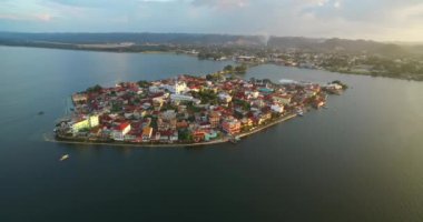 Peten Guatemala 'daki güzel Flores Adası. Gezici bir yer. Hava görüntüsü, Skyline. Drone Bakış Açısı