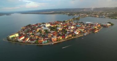 Peten Guatemala 'daki güzel Flores Adası. Gezici bir yer. Hava görüntüsü, Skyline. Drone Bakış Açısı