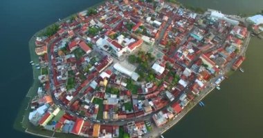 Peten Guatemala 'daki güzel Flores Adası. Gezici bir yer. Hava görüntüsü, Skyline. Drone Bakış Açısı