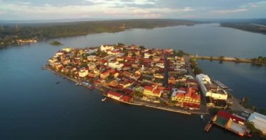 Peten Guatemala 'daki güzel Flores Adası. Gezici bir yer. Hava görüntüsü, Skyline. Drone Bakış Açısı