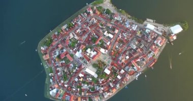 Peten Guatemala 'daki güzel Flores Adası. Gezici bir yer. Hava görüntüsü, Skyline. Drone Bakış Açısı
