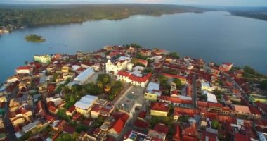 Peten Guatemala 'daki güzel Flores Adası. Gezici bir yer. Hava görüntüsü, Skyline. Drone Bakış Açısı