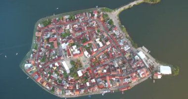Peten Guatemala 'daki güzel Flores Adası. Gezici bir yer. Hava görüntüsü, Skyline. Drone Bakış Açısı
