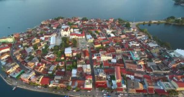 Peten Guatemala 'daki güzel Flores Adası. Gezici bir yer. Hava görüntüsü, Skyline. Drone Bakış Açısı