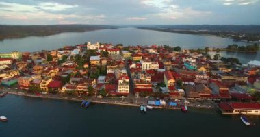 Peten Guatemala 'daki güzel Flores Adası. Gezici bir yer. Hava görüntüsü, Skyline. Drone Bakış Açısı