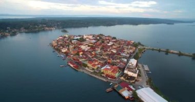 Peten Guatemala 'daki güzel Flores Adası. Gezici bir yer. Hava görüntüsü, Skyline. Drone Bakış Açısı